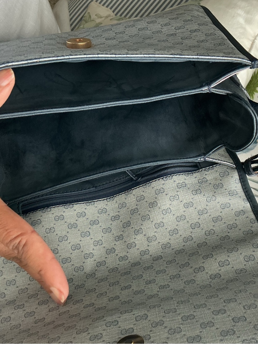 GUCCI Classic Monogram Crossbody Bag in Light Gray and Black - Picture 7 of 16